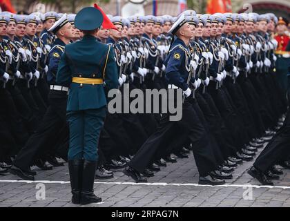 (190509) -- MOSCA, 9 maggio 2019 (Xinhua) -- i soldati marciano sulla Piazza Rossa per la parata del giorno della Vittoria a Mosca, Russia, 9 maggio 2019. La Russia celebra il 74° anniversario della vittoria sulla Germania nazista nella seconda guerra mondiale qui il 9 maggio. (Xinhua/Evgeny Sinitsyn) RUSSIA-MOSCA-GIORNO DELLA VITTORIA-PARATA PUBLICATIONxNOTxINxCHN Foto Stock