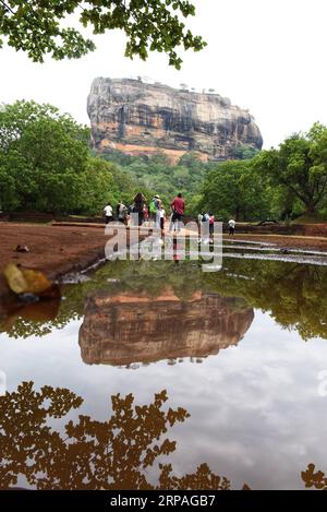 (190509) -- PECHINO, 9 maggio 2019 (Xinhua) -- foto scattata il 12 ottobre 2017 mostra la roccia di Sigiriya (la roccia del Leone) in Sri Lanka. La Cina terrà la Conferenza sul dialogo delle civiltà asiatiche a partire dal 15 maggio. Sotto il tema degli scambi e dell'apprendimento reciproco tra le civiltà asiatiche e una comunità con un futuro condiviso, la conferenza prevede una cerimonia di apertura e un sottoforum. (Xinhua/Qin Qing) (CDAC)CINA-PECHINO-ASIATICA SCENARIO PUBLICATIONxNOTxINxCHN Foto Stock