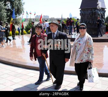 (190509) -- BAKU, 9 maggio 2019 -- la gente partecipa a una cerimonia per celebrare il 74° anniversario della vittoria sul nazismo durante la seconda guerra mondiale a Baku, Azerbaigian, 9 maggio 2019. ) AZERBAIGIAN-BAKU-CERIMONIA-GIORNO DELLA VITTORIA TofikxBabayev PUBLICATIONxNOTxINxCHN Foto Stock