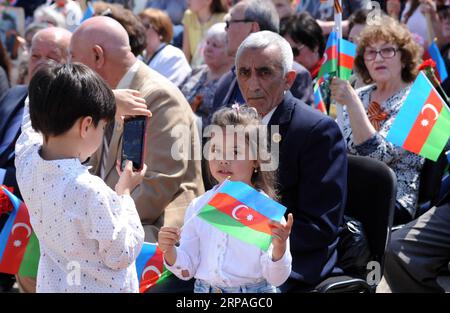 (190509) -- BAKU, 9 maggio 2019 -- la gente partecipa a una cerimonia per celebrare il 74° anniversario della vittoria sul nazismo durante la seconda guerra mondiale a Baku, Azerbaigian, 9 maggio 2019. ) AZERBAIGIAN-BAKU-CERIMONIA-GIORNO DELLA VITTORIA TofikxBabayev PUBLICATIONxNOTxINxCHN Foto Stock