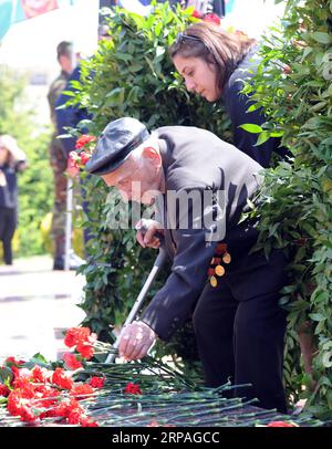 (190509) -- BAKU, 9 maggio 2019 -- la gente partecipa a una cerimonia per celebrare il 74° anniversario della vittoria sul nazismo durante la seconda guerra mondiale a Baku, Azerbaigian, 9 maggio 2019. ) AZERBAIGIAN-BAKU-CERIMONIA-GIORNO DELLA VITTORIA TofikxBabayev PUBLICATIONxNOTxINxCHN Foto Stock