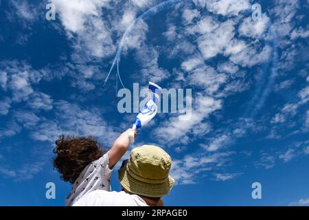 News Themen der Woche KW19 News Bilder des Tages Israel feiert Unabhängigkeitstag 190509 -- TEL AVIV, 9 maggio 2019 -- gli aerei si esibiscono durante uno spettacolo aereo che celebra il giorno dell'indipendenza di Israele a Tel Aviv, Israele, il 9 maggio 2019. L'aviazione israeliana ha volato per tutto il paese giovedì, mostrando il potere e le capacità dell'esercito in occasione del giorno dell'indipendenza. ISRAELE-TEL AVIV-FESTA DELL'INDIPENDENZA JINI PUBLICATIONXNOTXINXCHN Foto Stock