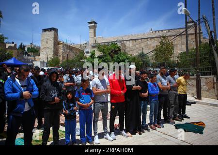 (190510) -- HEBRON, 10 maggio 2019 -- i fedeli musulmani palestinesi pregano fuori dalla Moschea Ibrahimi durante la preghiera del primo venerdì del mese santo del Ramadan nella città di Hebron, 10 maggio 2019. ) MIDEAST-HEBRON-FRIDAY-PREGHIERA-RAMADAN MamounxWazwaz PUBLICATIONxNOTxINxCHN Foto Stock