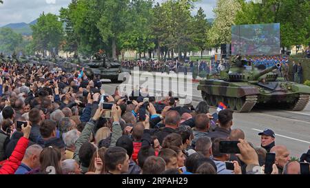 (190510) -- NIS, 10 maggio 2019 -- carri armati serbi rotolano per strada durante una parata commemorativa della vittoria della seconda guerra mondiale a Nis, Serbia, il 10 maggio 2019. La fanteria serba, i paracadutisti e gli scaglioni motorizzati e aviotrasportati hanno marciato davanti a migliaia di spettatori, all'interno della parata congiunta di polizia e militare organizzata nella città di Nis il venerdì per commemorare la vittoria della seconda guerra mondiale.) SERBIA-NIS-GIORNO DELLA VITTORIA-PARATA NemanjaxCabric PUBLICATIONxNOTxINxCHN Foto Stock