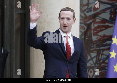 (190510) -- PARIGI, 10 maggio 2019 -- l'amministratore delegato di Facebook Mark Zuckerberg salta fuori dall'Elysee dopo un incontro con il presidente francese Emmanuel Macron a Parigi, in Francia, il 10 maggio 2019. ) FRANCE-PARIS-FACEBOOK-ZUCKERBERG-MACRON-MEETING JACKXCHAN PUBLICATIONXNOTXINXCHN Foto Stock