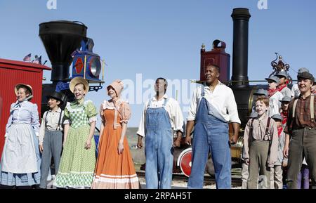 (190511) - SALT LAKE CITY, 11 maggio 2019 (Xinhua) -- si tiene uno spettacolo per celebrare il 150° anniversario del completamento della prima ferrovia transcontinentale degli Stati Uniti, a cui migliaia di lavoratori della ferrovia cinese hanno dato un grande contributo, al Golden Spike National Historical Park a Promontory Summit, un'area di altura a circa 100 km a nord-ovest di Salt Lake City, Stati Uniti, 10 maggio 2019. La prima ferrovia transcontinentale, nota anche come Pacific Railroad, era una linea ferroviaria continua di 3.000 km che collegava la rete ferroviaria orientale degli Stati Uniti con la costa del Pacifico. Da Foto Stock