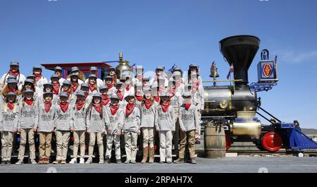 (190511) -- SALT LAKE CITY, 11 maggio 2019 (Xinhua) -- Bambini eseguire durante la celebrazione del centocinquantesimo anniversario del completamento della prima negli Stati Uniti ferrovia transcontinentale, la quale migliaia di cinesi operai ferroviari hanno reso grande contributo, al Golden Spike Parco storico nazionale al vertice del promontorio, un'area di terra alta circa 100 km a nord-ovest di Salt Lake City, Stati Uniti, 10 maggio 2019. La prima ferrovia transcontinentale, noto anche come il Pacific Railroad, era di oltre 3 mila km-plus in continuo la linea ferroviaria che collega la parte orientale degli Stati Uniti rete rampa con il Pacifico c Foto Stock