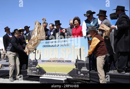 (190511) -- SALT LAKE CITY, 11 maggio 2019 (Xinhua) -- Gli ospiti lanciare la cerimonia di apertura durante la celebrazione del centocinquantesimo anniversario del completamento della prima negli Stati Uniti ferrovia transcontinentale, la quale migliaia di cinesi operai ferroviari hanno reso grande contributo, al Golden Spike Parco storico nazionale al vertice del promontorio, un'area di terra alta circa 100 km a nord-ovest di Salt Lake City, Stati Uniti, 10 maggio 2019. La prima ferrovia transcontinentale, noto anche come il Pacific Railroad, era di oltre 3 mila km-plus in continuo la linea ferroviaria che collega la parte orientale degli Stati Uniti rete rampa Foto Stock