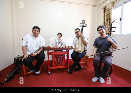 (190511) -- BANGKOK, 11 maggio 2019 (Xinhua) -- i membri della Tianxian Band si esercitano a suonare gli strumenti musicali cinesi nel SW Chinese Music Center di Bangkok, Thailandia, 9 maggio 2019. La band thailandese Tianxian, che letteralmente significa corde paradisiache, è composta da diversi thailandesi pazzi degli strumenti musicali cinesi. Abbastanza strano, tuttavia, nessuno di loro può parlare fluentemente cinese. Nella società tailandese, dove gli strumenti musicali occidentali dominano, una band con strumenti musicali cinesi non è altro che una cosa rara. Sanchai, uno dei membri della band, è un insegnante di musica alla Huachiew Chalermp Foto Stock