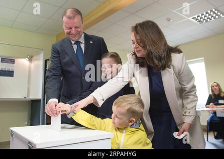 (190512) -- VILNIUS, 12 maggio 2019 -- il primo ministro e candidato presidenziale in carica della Lituania Saulius Skvernelis (L) esprime il suo voto con la famiglia in un collegio elettorale a Vilnius, Lituania, il 12 maggio 2019. Le elezioni presidenziali e due referendum hanno avuto inizio domenica in Lituania con nove candidati in corsa per il posto di primo piano del paese, tra cui il primo ministro in carica Saulius Skvernelis . LITUANIA-VILNIUS-ELEZIONI PRESIDENZIALI-REFERENDUM AlfredasxPliadis PUBLICATIONxNOTxINxCHN Foto Stock