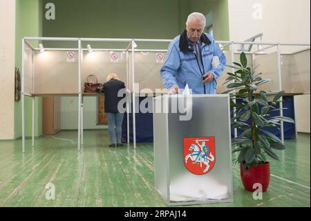 (190512) -- VILNIUS, 12 maggio 2019 -- Un uomo pronuncia il suo voto in un collegio elettorale a Vilnius, in Lituania, il 12 maggio 2019. Le elezioni presidenziali e due referendum hanno avuto inizio domenica in Lituania con nove candidati in corsa per il posto di primo piano del paese, tra cui il primo ministro in carica Saulius Skvernelis . LITUANIA-VILNIUS-ELEZIONI PRESIDENZIALI-REFERENDUM AlfredasxPliadis PUBLICATIONxNOTxINxCHN Foto Stock