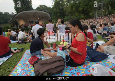 (190512) -- SINGAPORE, 12 maggio 2019 -- la gente partecipa a un concerto per la festa della mamma della Singapore Symphony Orchestra tenutosi nei Singapore Botanic Gardens il 12 maggio 2019. Poi Chih Wey) SINGAPORE-GIORNO-CONCERTO DELLA MADRE xinjiapo PUBLICATIONxNOTxINxCHN Foto Stock