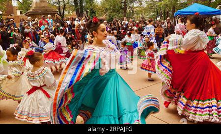(190513) -- PECHINO, 13 maggio 2019 -- la gente locale danza per celebrare la Lowrider Celebration and Community Day a Santa Fe, lo stato americano del nuovo Messico, l'11 maggio 2019. ) XINHUA FOTO DEL GIORNO RichardxLakin PUBLICATIONxNOTxINxCHN Foto Stock