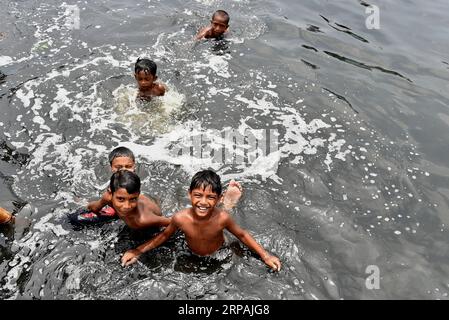 (190513) -- PECHINO, 13 maggio 2019 -- i bambini giocano in acqua a Narayanganj, alla periferia di Dacca, Bangladesh, il 12 maggio 2019. Stringer) XINHUA FOTO DEL GIORNO Naim-ul-karim PUBLICATIONxNOTxINxCHN Foto Stock