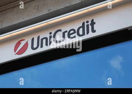 Milano , Italia - 08 17 2023 : logo bancario Unicredit marchio e cartello di testo sulle finestre d'ingresso catena di facciata banca italiana Global Bank italy Corporation Foto Stock