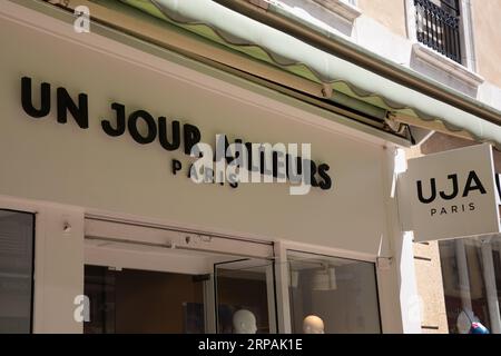 Milano , Italia - 08 22 2023 : uja text un jour ailleurs paris sign shop retail logo brand ragazze donna abbigliamento moda vetrina facciata catena Foto Stock