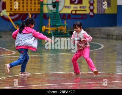 (190513) -- DAHUA, 13 maggio 2019 (Xinhua) -- i bambini giocano sul parco giochi della Nongyong Primary School a Bansheng Township della contea autonoma di Dahua Yao, nella regione autonoma del Guangxi Zhuang della Cina meridionale, 7 maggio 2019. A causa delle difficili condizioni ambientali come la desertificazione rocciosa e la forma montuosa del terreno, la contea di Dahua nel Guangxi è stata a lungo un'area meno sviluppata. Negli ultimi anni, il governo locale ha attuato molte misure per il lavoro di riduzione della povertà. Il governo aiutò la popolazione locale a costruire strade, riparare case e migliorare l'istruzione. (Xinhua/Huang Xiaobang) CINA-GUANGXI-POVERTÀ Foto Stock