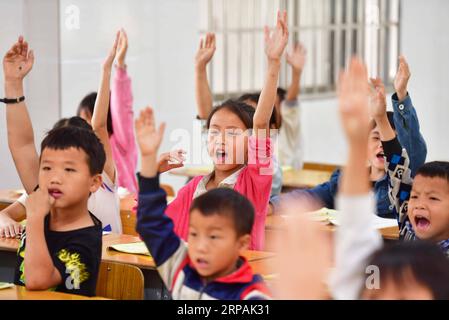 (190513) -- DAHUA, 13 maggio 2019 (Xinhua) -- i bambini frequentano una lezione alla Nongyong Primary School nella contea autonoma di Dahua Yao, nella regione autonoma di Guangxi Zhuang, nella Cina meridionale, il 10 maggio 2019. A causa delle difficili condizioni ambientali come la desertificazione rocciosa e la forma montuosa del terreno, la contea di Dahua nel Guangxi è stata a lungo un'area meno sviluppata. Negli ultimi anni, il governo locale ha attuato molte misure per il lavoro di riduzione della povertà. Il governo aiutò la popolazione locale a costruire strade, riparare case e migliorare l'istruzione. (Xinhua/Huang Xiaobang) CINA-GUANGXI-POVERTY ALLEVI Foto Stock