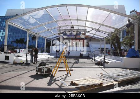 (190513) -- CANNES, 13 maggio 2019 (Xinhua) -- i lavoratori preparano la 72a edizione del Festival di Cannes, Francia, il 13 maggio 2019. La 72esima edizione del Festival di Cannes inizierà il 14 maggio. (Xinhua/Gao Jing) FRANCIA-CANNES-72° FILM FESTIVAL PUBLICATIONxNOTxINxCHN Foto Stock