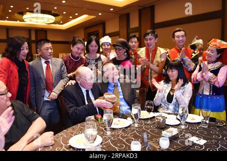 (190513) -- Las Vegas, 13 maggio 2019 (Xinhua) -- Flying Tigers il veterano David Hayward (terza R, anteriore) riceve una sorpresa 97th celebrazione di compleanno dai partecipanti alla quarta Sino-American Seconda Guerra Mondiale amicizia e Flying Tiger Storia conferenza a Las Vegas, Stati Uniti, il 11 maggio 2019. Il Flying Tigers, U.S. AIR squadrone di piloti composto dalla United States Army Air Corps, Marina e Marine Corps, ha aiutato i cinesi la lotta contro gli invasori giapponesi durante la Seconda guerra mondiale (WWII). Con i loro sforzi eroici e un enorme sacrificio, questi americano battenti tigri hanno lottato per anni con i cinesi pers Foto Stock