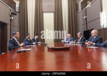 (190514) -- SOCHI, 14 maggio 2019 (Xinhua) -- il presidente russo Vladimir Putin incontra il consigliere di Stato cinese in visita e ministro degli Esteri Wang Yi a Sochi, Russia, il 13 maggio 2019. (Xinhua/Bai Xueqi) RUSSIA-SOCHI-PUTIN-CINA-WANG YI-MEETING PUBLICATIONxNOTxINxCHN Foto Stock