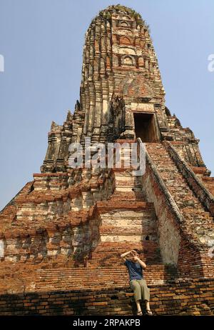 (190514) -- PECHINO, 14 maggio 2019 () -- foto scattata il 6 febbraio 2018 mostra Ratjirot Aekkawat che visita il sito storico della dinastia Ayutthaya in Thailandia. Ratjirot Aekkawat è di sangue misto proveniente dalla Cina e dalla Thailandia. È venuto a studiare in Cina come studente junior e ora è uno studente post-laurea dell'Università di Pechino. Parla sempre della sua esperienza in Cina con parenti e amici. Ha assistito allo sviluppo della Cina negli ultimi anni, durante i quali l'efficienza operativa dell'ambiente e dei governi locali è stata notevolmente migliorata. Le culture cinesi e thailandesi sono influenzate da W Foto Stock