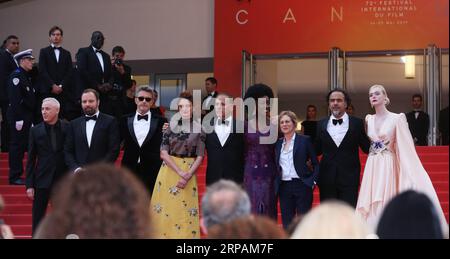 (190515) -- CANNES, 15 maggio 2019 (Xinhua) -- i membri della giuria di lungometraggi si pongono sul tappeto rosso per il gala di apertura durante il 72° Festival di Cannes al Palais des Festivals di Cannes, in Francia, il 14 maggio 2019. Il 72° Festival di Cannes si svolge qui dal 14 al 25 maggio. (Xinhua/Gao Jing) FRANCIA-CANNES-FILM FESTIVAL-OPENING PUBLICATIONxNOTxINxCHN Foto Stock