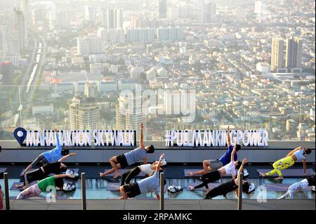 (190515) -- PECHINO, 15 maggio 2019 -- la gente pratica yoga in una piattaforma di osservazione sul tetto di un grattacielo a Bangkok, capitale della Thailandia, 19 febbraio 2019. ) Xinhua Headlines-Xi Focus: La Cina sostiene il dialogo, respinge lo scontro di civiltà all'apertura della conferenza RachenxSageamsak PUBLICATIONxNOTxINxCHN Foto Stock