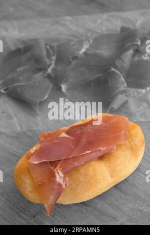 preparare il sandwich crudo con prosciutto fatto con fette di pane Foto Stock