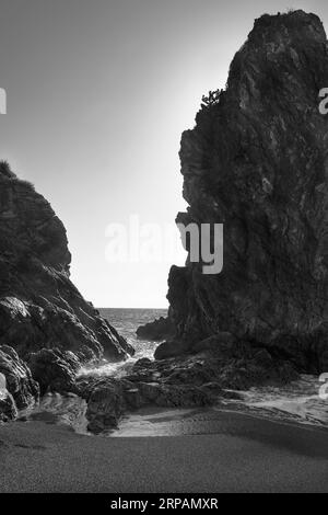 scogliera di spiaggia di palmi in calabria chiamata la tonnara Foto Stock