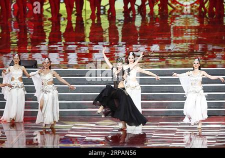 (190515) -- PECHINO, 15 maggio 2019 -- la danza passione della gioia è in scena al carnevale della cultura asiatica che si tiene presso lo Stadio Nazionale, o il nido d'uccello, a Pechino, capitale della Cina, 15 maggio 2019. ) (CDAC) CINA-PECHINO-CDAC-CULTURA ASIATICA CARNEVALE (CN) CHENXJIANLI PUBLICATIONXNOTXINXCHN Foto Stock