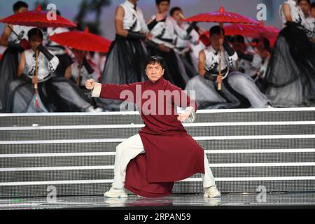 (190515) -- PECHINO, 15 maggio 2019 -- Jackie Chan partecipa allo spettacolo di arti marziali The Charm of Chinese Ink Art al carnevale della cultura asiatica tenutosi al National Stadium, or the Bird S Nest, a Pechino, capitale della Cina, 15 maggio 2019. ) (CDAC) CINA-PECHINO-CDAC-CULTURA ASIATICA CARNEVALE (CN) JUXHUANZONG PUBLICATIONXNOTXINXCHN Foto Stock