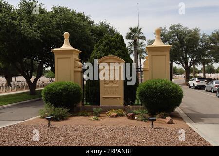 (190515) -- EL PASO (USA), 15 maggio 2019 (Xinhua) -- la foto scattata il 13 Maggio 2019 mostra l'ingresso del Fort Bliss National Cemetery dove caduti piloti cinesi sono stati sepolti in El Paso, Texas, Stati Uniti. Più di sette decenni fa, gruppi di giovani cinesi è venuto negli Stati Uniti per il volo militare corsi contro l'invasione giapponese. Purtroppo, 52 di loro sono stati uccisi durante il progetto pilota allenamenti. Ora, per la prima volta in più di mezzo secolo, dei parenti di quelli uccisi cadetti cinese realizzato un arduo viaggio a El Paso, Stati Uniti Stato del Texas, per un tardivo riunioni con i loro Foto Stock