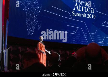 (190515) -- KIGALI, 15 maggio 2019 -- il robot umanoide Sophia affronta la quinta edizione del Transform Africa Summit a Kigali, capitale del Ruanda, il 15 maggio 2019. Il vertice si svolge venerdì e ha riunito circa 4.000 partecipanti, tra cui politici, regolatori, giovani innovatori e funzionari africani e non, che dovrebbero discutere su come sfruttare le tecnologie dell'informazione e della comunicazione per stimolare l'economia del continente. ) VERTICE RUANDA-KIGALI-TRANSFORM AFRICA CyrilxNdegeya PUBLICATIONxNOTxINxCHN Foto Stock