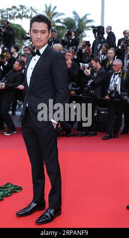 (190516) -- CANNES, 16 maggio 2019 (Xinhua) -- l'attore Yuan Hong posa sul Red carpet per la prima del film Les Miserables al 72° Festival di Cannes, Francia, il 15 maggio 2019. Il 72° Festival di Cannes si svolge qui dal 14 al 25 maggio. (Xinhua/Zhang Cheng) FRANCE-CANNES-FILM LES MISERABLES -PREMIERE PUBLICATIONxNOTxINxCHN Foto Stock