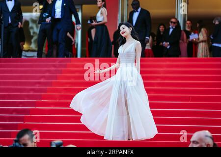 (190516) -- CANNES, 16 maggio 2019 (Xinhua) -- l'attrice Jing Tian posa sul Red carpet per la prima del film Les Miserables al 72° Festival di Cannes, Francia, il 15 maggio 2019. Il 72° Festival di Cannes si svolge qui dal 14 al 25 maggio. (Xinhua/Zhang Cheng) FRANCE-CANNES-FILM LES MISERABLES -PREMIERE PUBLICATIONxNOTxINxCHN Foto Stock