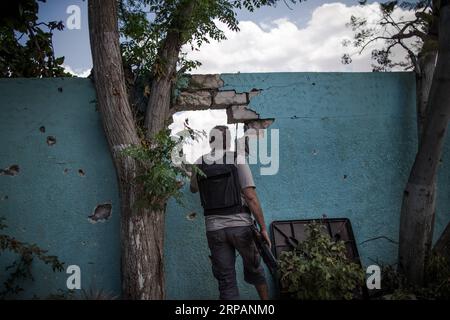 (190516) -- TRIPOLI, 16 maggio 2019 (Xinhua) -- Un combattente delle forze del governo libico sostenuto dalle Nazioni Unite è visto durante gli scontri con le truppe dell'Esercito Nazionale libico (LNA) sul fronte di al-Sawani vicino all'aeroporto di Tripoli, in Libia, il 15 maggio 2019. Mercoledì il governo libico, sostenuto dalle Nazioni Unite, ha accolto con favore l'appello dell'Unione europea (UE) a un cessate il fuoco nella capitale Tripoli, che sta assistendo a violenti scontri tra il governo e l'esercito di base orientale sul controllo della città. (Xinhua/Amru Salahuddien) LIBIA-TRIPOLI-CONFLICT PUBLICATIONxNOTxINxCHN Foto Stock