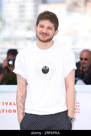 (190516) -- CANNES, 16 maggio 2019 (Xinhua) -- Kantemir Balagov, regista del film Beanpole , posa durante una photocall per il film Beanpole proiettato nella sezione ONU Serious Regard durante il 72° Festival di Cannes, in Francia, il 16 maggio 2019. (Xinhua/Gao Jing) FRANCIA-CANNES-FILM FESTIVAL-PHOTOCALL-BEANPOLE PUBLICATIONxNOTxINxCHN Foto Stock