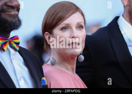 (190517) -- CANNES, 17 maggio 2019 (Xinhua) -- l'attrice Julianne Moore posa sul Red carpet per la prima del film Rocketman al 72° Festival di Cannes, in Francia, il 16 maggio 2019. Il 72° Festival di Cannes si svolge qui dal 14 al 25 maggio. (Xinhua/Zhang Cheng) FRANCE-CANNES-FILM FESTIVAL-ROCKETMAN-RED CARPET PUBLICATIONxNOTxINxCHN Foto Stock