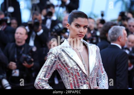 (190517) -- CANNES, 17 maggio 2019 (Xinhua) -- la modella Sara Sampaio posa sul Red carpet per la prima del film Rocketman al 72° Festival di Cannes, Francia, il 16 maggio 2019. Il 72° Festival di Cannes si svolge qui dal 14 al 25 maggio. (Xinhua/Zhang Cheng) FRANCE-CANNES-FILM FESTIVAL-ROCKETMAN-RED CARPET PUBLICATIONxNOTxINxCHN Foto Stock