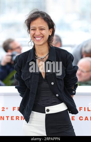 (190517) -- CANNES, 17 maggio 2019 (Xinhua) -- il regista Mati Diop posa durante una photocall per il film Atlantique al 72° Festival di Cannes, in Francia, 17 maggio 2019. Il film Atlantique del regista francese Mati Diop si contenderà per la Palme d Or con altri 20 lungometraggi durante il 72° Festival di Cannes che si terrà dal 14 al 25 maggio. (Xinhua/Zhang Cheng) FRANCIA-CANNES-FILM FESTIVAL PUBLICATIONxNOTxINxCHN Foto Stock