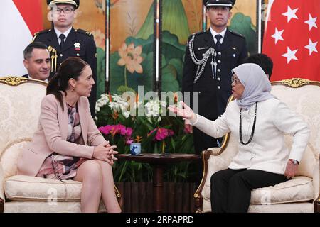 (190517) -- SINGAPORE, 17 maggio 2019 -- il presidente di Singapore Halimah Yacob (R) incontra il primo ministro neozelandese Jacinda Ardern all'Istana di Singapore il 17 maggio 2019. Jacinda Ardern è in visita ufficiale di un giorno a Singapore. SINGAPORE-POLITICS-NEW ZEALAND-MEETING ThenxChihxWey PUBLICATIONxNOTxINxCHN Foto Stock