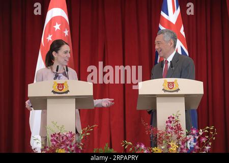 (190517) -- SINGAPORE, 17 maggio 2019 -- il primo ministro di Singapore Lee Hsien Loong (R) e il primo ministro neozelandese Jacinda Ardern partecipano alla cerimonia di firma della dichiarazione congiunta sulla partnership rafforzata Singapore-nuova Zelanda tenutasi a Singapore S Istana a Singapore il 17 maggio 2019. Jacinda Ardern è in visita ufficiale di un giorno a Singapore. SINGAPORE-POLITICS-NEW ZEALAND-SIGNMENT ThenxChihxWey PUBLICATIONxNOTxINxCHN Foto Stock