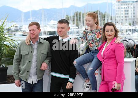 (190517) -- CANNES, 17 maggio 2019 (Xinhua) -- (L-R) Kris Hitchen, Rhys Stone, Katie Proctor e Debbie Honeywood posa durante una foto per il film ci dispiace di averti perso al 72° Festival di Cannes, in Francia, 17 maggio 2019. Il film del regista britannico Ken Loach Scusate ci siamo persi. Gareggerete per la Palme d or con altri 20 lungometraggi durante il 72° Festival di Cannes che si terrà dal 14 al 25 maggio. (Xinhua/Zhang Cheng) FRANCE-CANNES-72ESIMO FILM FESTIVAL-SCUSATE CI SIETE PERSI PUBLICATIONxNOTxINxCHN Foto Stock