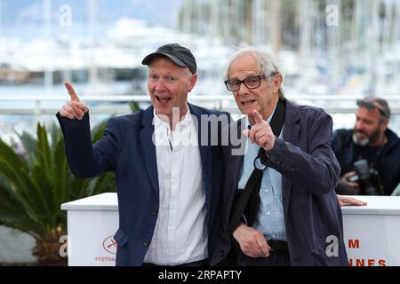 (190517) -- CANNES, 17 maggio 2019 (Xinhua) -- il regista Ken Loach (R) e lo sceneggiatore Paul Laverty posa durante una foto per il film ci dispiace di non averla vista al 72° Festival di Cannes, in Francia, 17 maggio 2019. Il film del regista britannico Ken Loach Scusate ci siamo persi. Gareggerete per la Palme d or con altri 20 lungometraggi durante il 72° Festival di Cannes che si terrà dal 14 al 25 maggio. (Xinhua/Zhang Cheng) FRANCE-CANNES-72ESIMO FILM FESTIVAL-SCUSATE CI SIETE PERSI PUBLICATIONxNOTxINxCHN Foto Stock