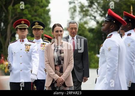 (190517) -- SINGAPORE, 17 maggio 2019 -- il primo ministro di Singapore Lee Hsien Loong e il primo ministro neozelandese Jacinda Ardern partecipano alla cerimonia di benvenuto tenutasi a Singapore il 17 maggio 2019. Jacinda Ardern è in visita ufficiale di un giorno a Singapore ) SINGAPORE-POLITICA-NUOVA ZELANDA-CERIMONIA DI BENVENUTO ThenxChihxWey PUBLICATIONxNOTxINxCHN Foto Stock