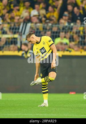 Nico Schlotterbeck, BVB 4 nella partita BORUSSIA DORMUND - 1. FC HEIDENHEIM 2-2 il 1 settembre 2023 a Dortmund, Germania. Stagione 2023/2024, 1.Bundesliga, BVB, giorno 3, 3.Spieltag © Peter Schatz / Alamy Live News - LE NORMATIVE DFL VIETANO L'USO DI FOTOGRAFIE come SEQUENZE DI IMMAGINI e/o QUASI-VIDEO - Foto Stock