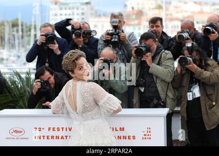 (190517) -- CANNES, 17 maggio 2019 (Xinhua) -- l'attrice Zahra Doumandji posa durante una photocall per il film Papicha proiettato nella sezione ONU Certain Regard durante il 72° Festival di Cannes, in Francia, il 17 maggio 2019. (Xinhua/Zhang Cheng) FRANCE-CANNES-FILM FESTIVAL-PAPICHA PUBLICATIONxNOTxINxCHN Foto Stock