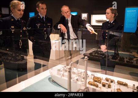 (190517) -- CANBERRA, 17 maggio 2019 (Xinhua) -- il curatore senior Shane Casey spiega come i delegati della Royal Australian Air Force ascoltano durante la mostra D-Day: The Australian Story at the Australian War Memorial a Canberra, Australia, 17 maggio 2019. La mostra, con una selezione di oggetti della National Collection, tra cui tessuti, fotografie, diari, lettere, modelli, opere d'arte e schermi digitali, esplorano la storia degli australiani che combattevano nell'Europa occidentale 75 anni fa. (Xinhua/Liang Tianzhou) AUSTRALIA-CANBERRA-D DAY EXHIBITION PUBLICATIONxNOTxINxCHN Foto Stock