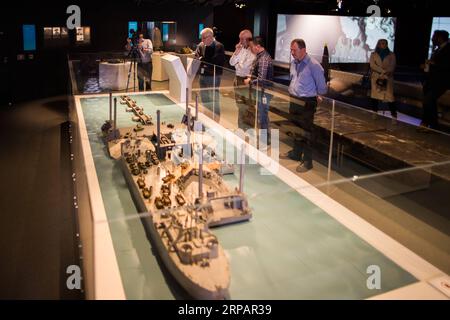 (190517) -- CANBERRA, 17 maggio 2019 (Xinhua) -- i visitatori visitano le mostre durante la mostra D-Day: The Australian Story presso l'Australian War Memorial a Canberra, Australia, 17 maggio 2019. La mostra, con una selezione di oggetti della National Collection, tra cui tessuti, fotografie, diari, lettere, modelli, opere d'arte e schermi digitali, esplorano la storia degli australiani che combattevano nell'Europa occidentale 75 anni fa. (Xinhua/Liang Tianzhou) AUSTRALIA-CANBERRA-D DAY EXHIBITION PUBLICATIONxNOTxINxCHN Foto Stock